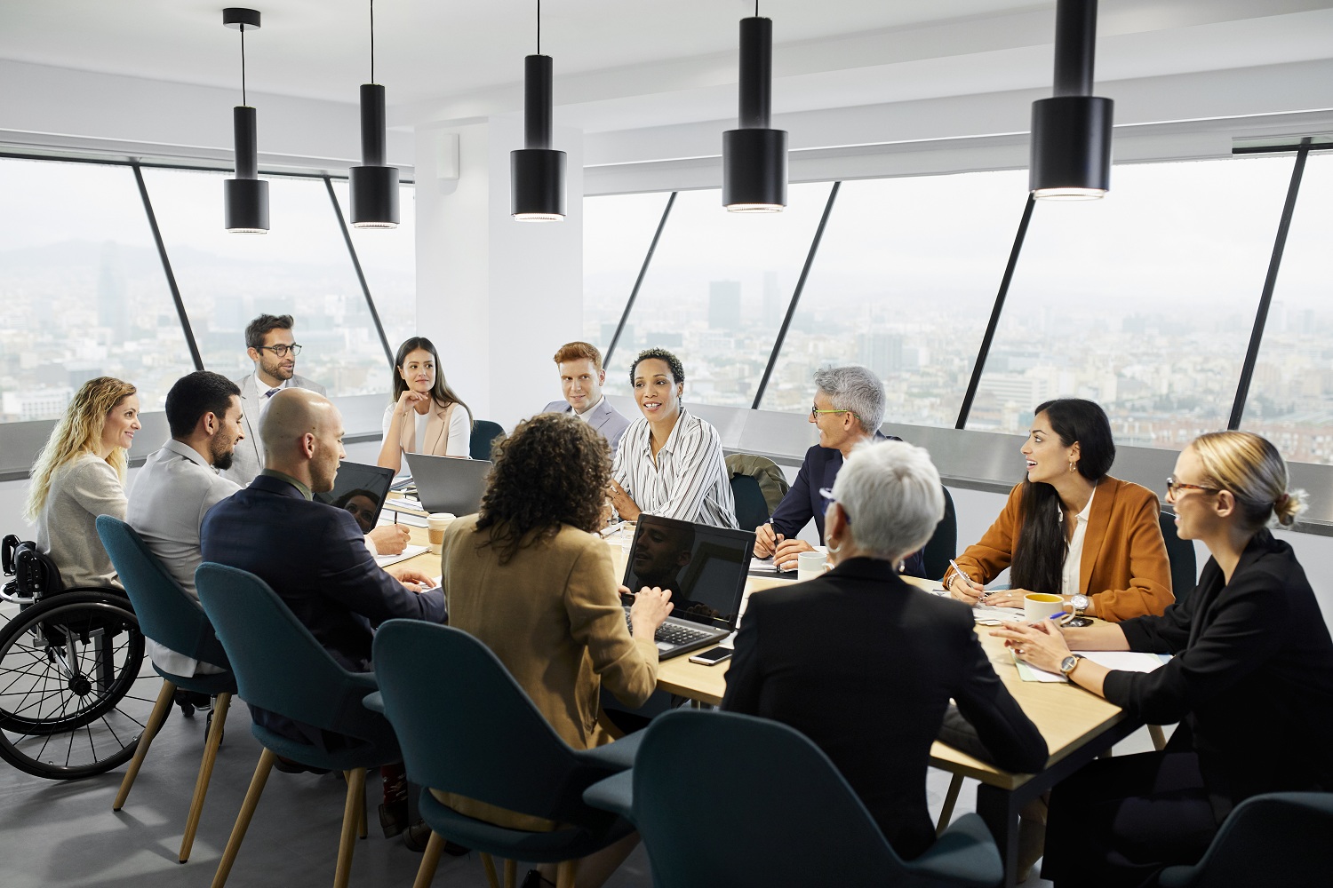 Professionnels réunis autour d’une table de réunion