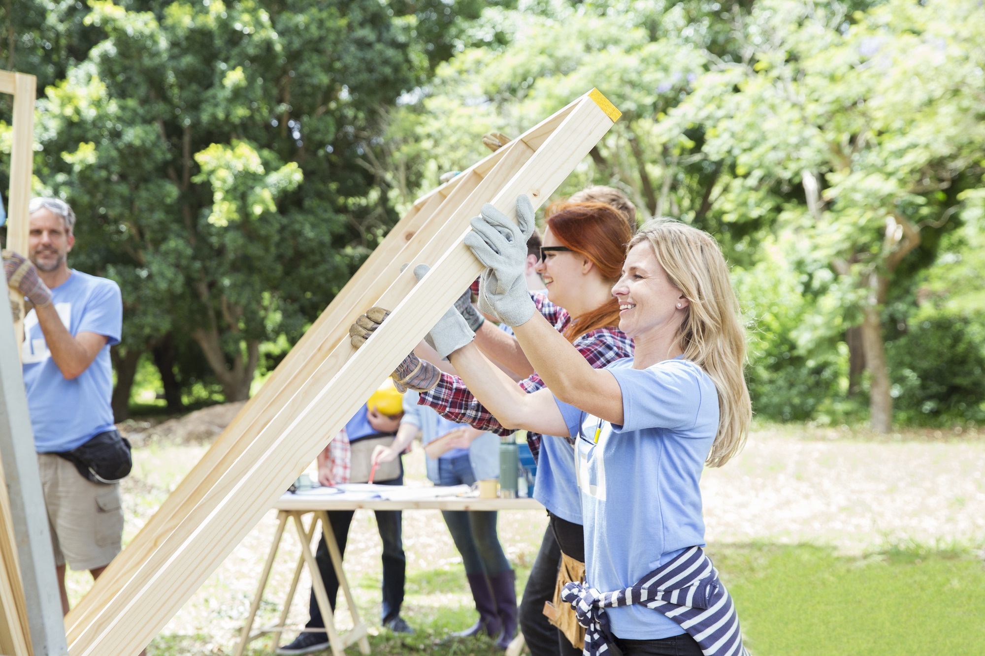 People building a house