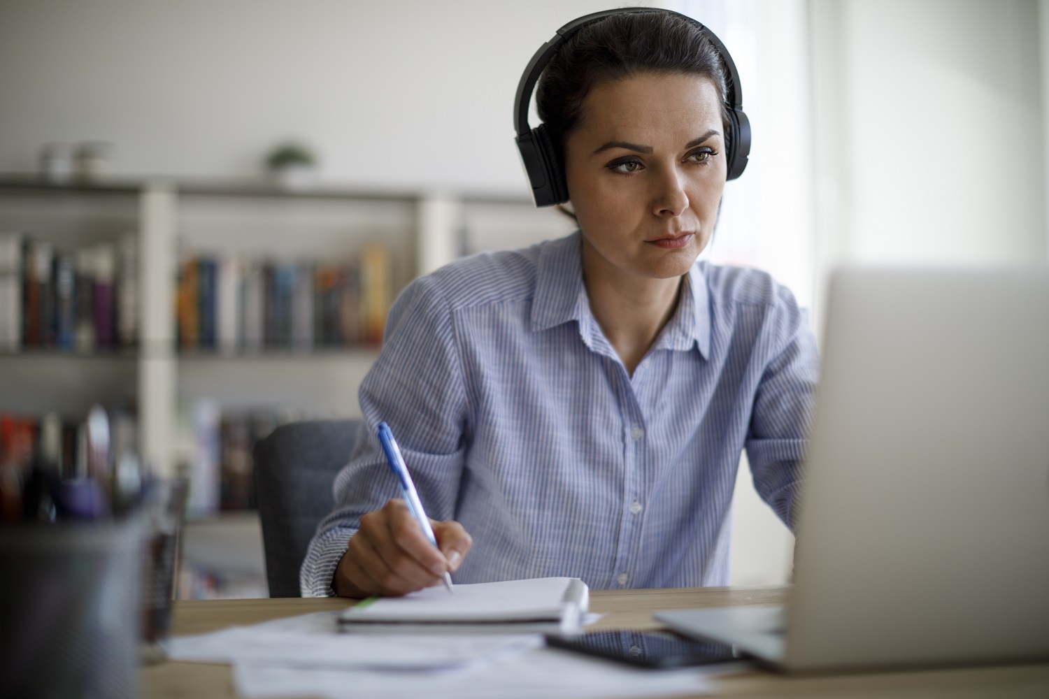 Professionnel du secteur hypothécaire suivant un cours de formation continue en ligne