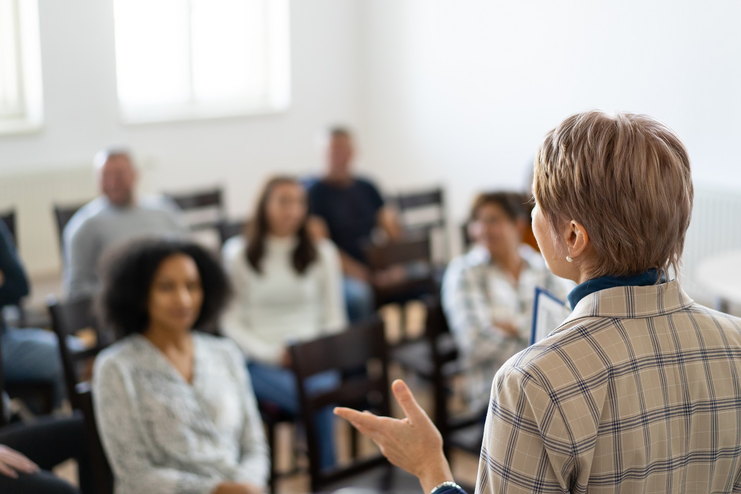 Professionnels du secteur hypothécaire participant à une formation continue animée par un instructeur