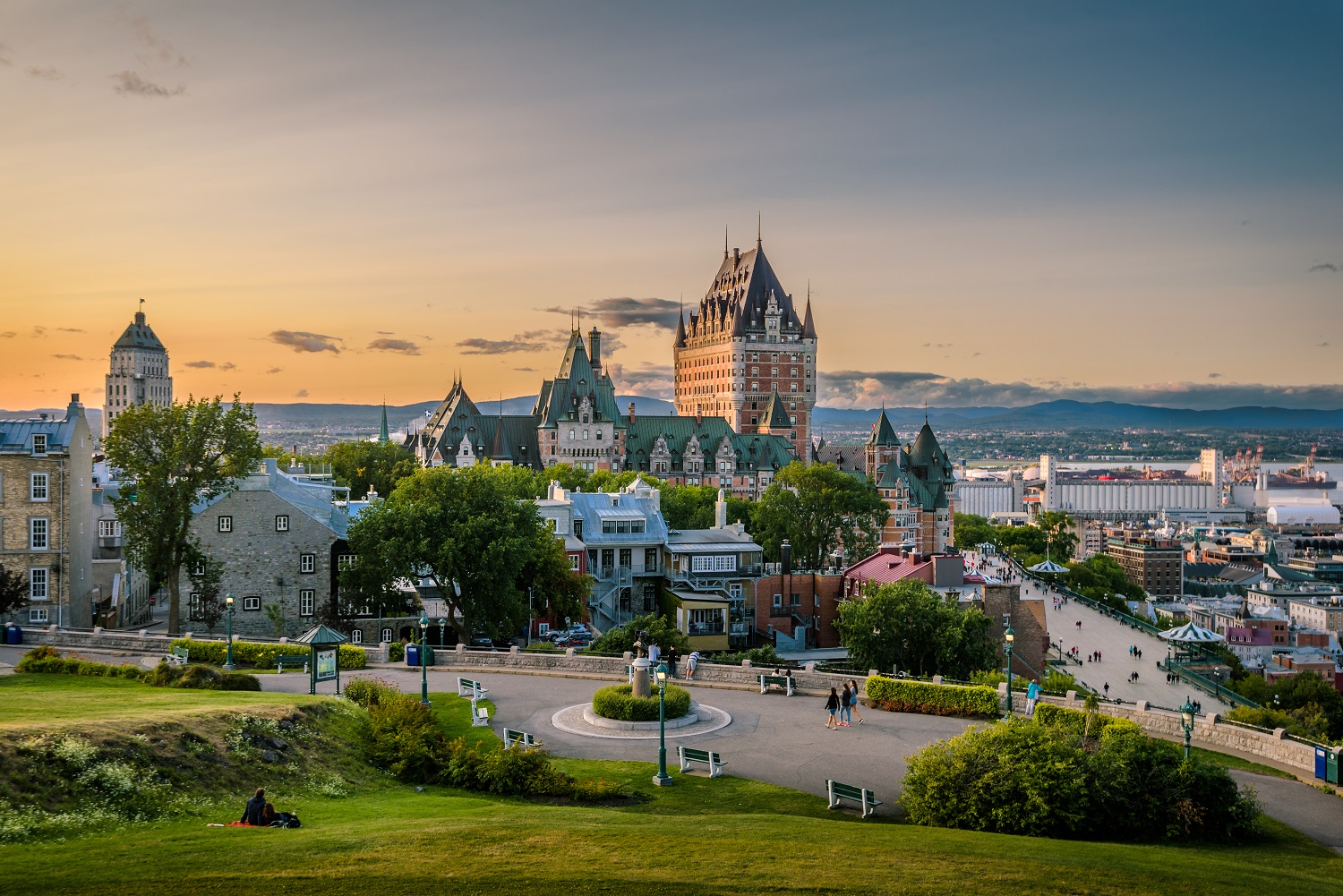 Mortgage professional completing continuing education in Quebec